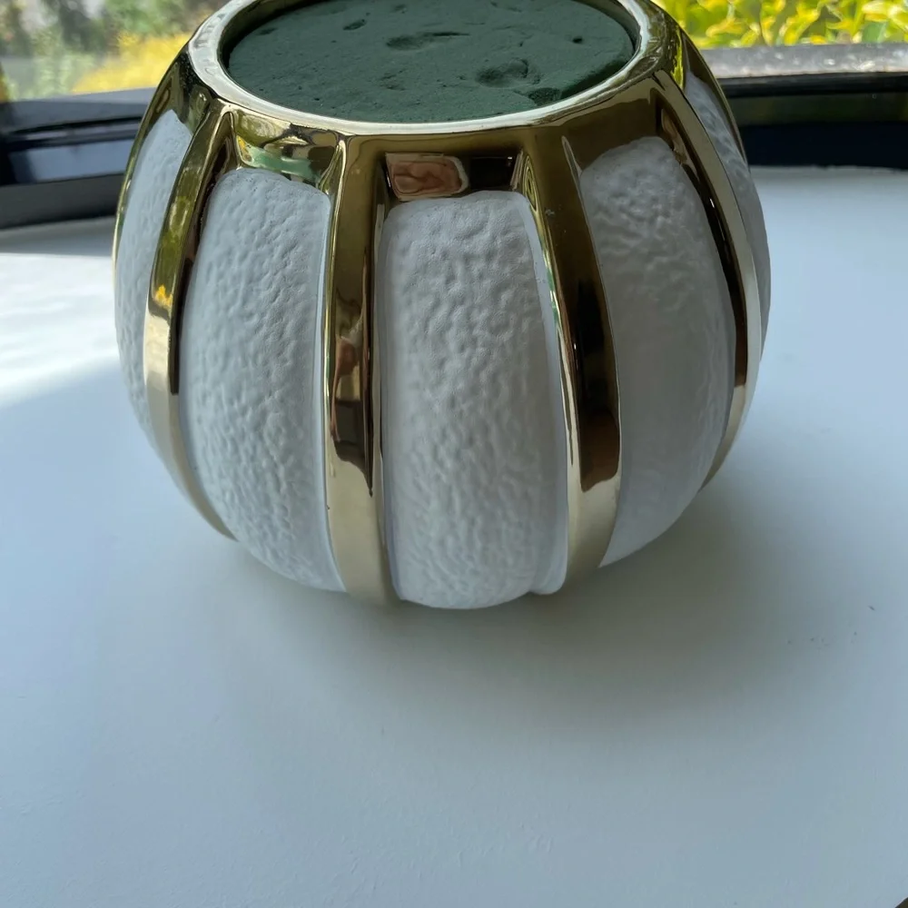 A beautiful textured ceramic flower vase - Picture 5 of 13